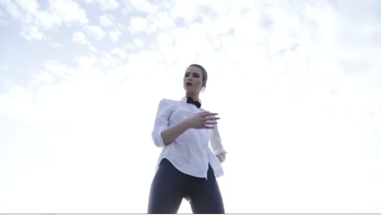 Video sketch de baile con las creadoras.